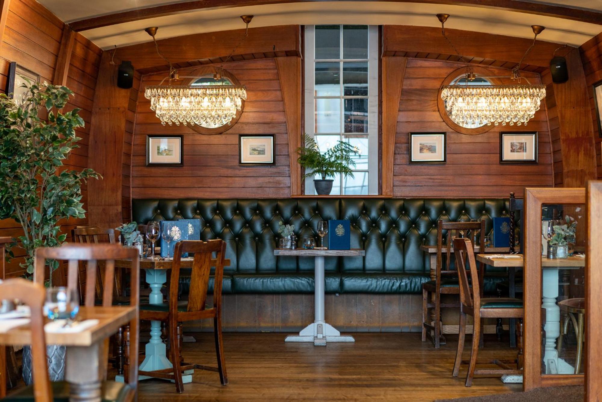 Old Court House Inn St Aubin Buitenkant foto